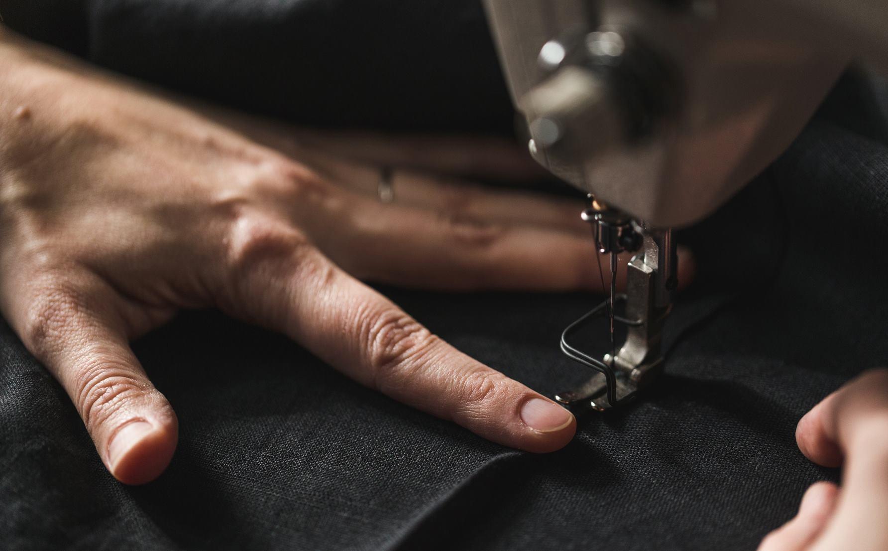 Швейная машина в процессе пошива чехлов или ковриков